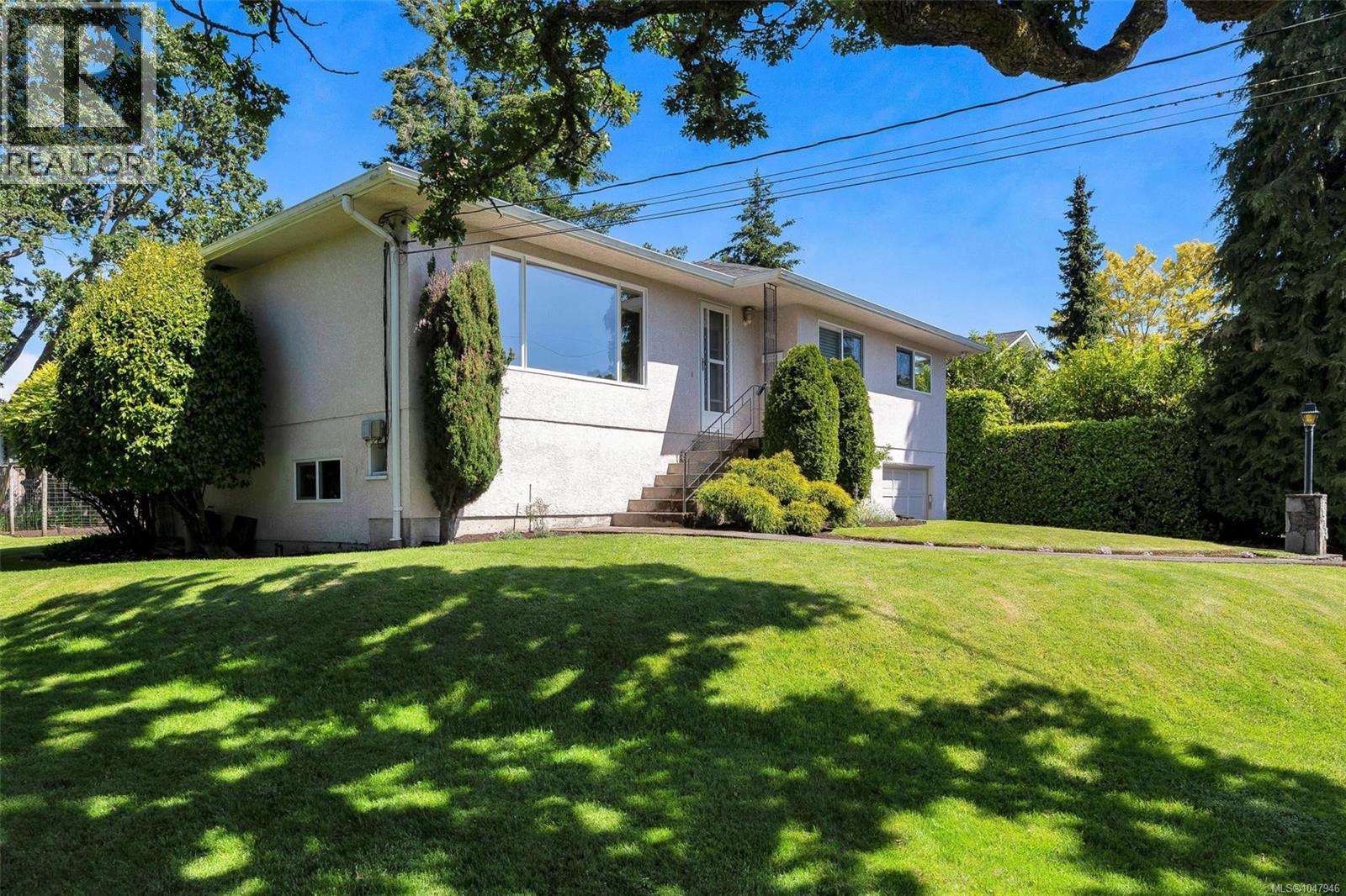  3973 Livingstone Avenue South, Saanich