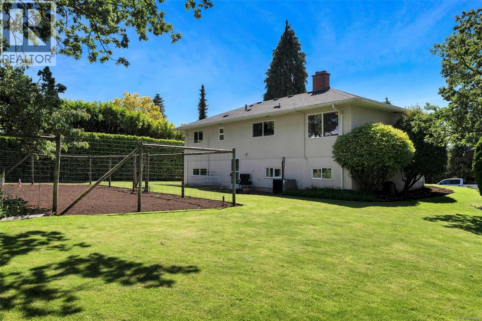  3973 Livingstone Avenue South, Saanich