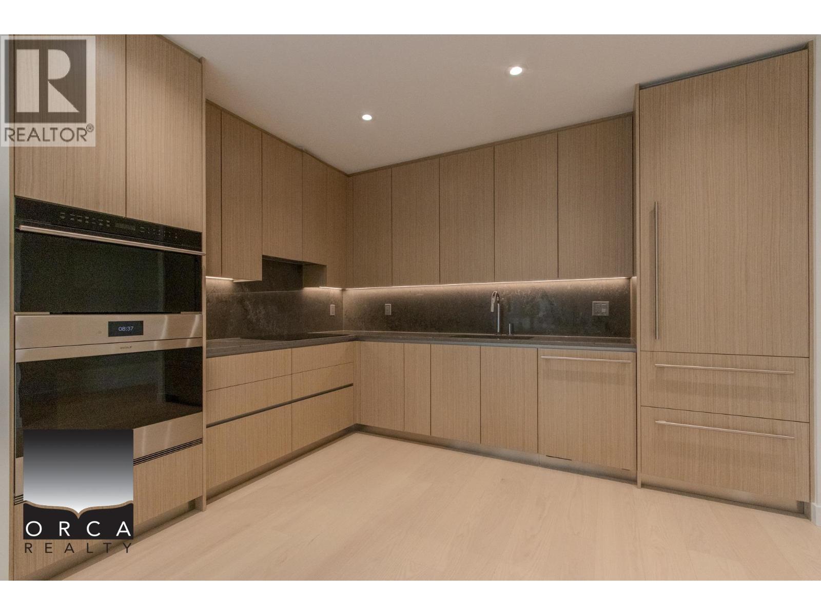 #102 777 HARBOUR Way, North Vancouver, British Columbia, V5T4R4, North Vancouver, British Columbia — photo 4 of 5