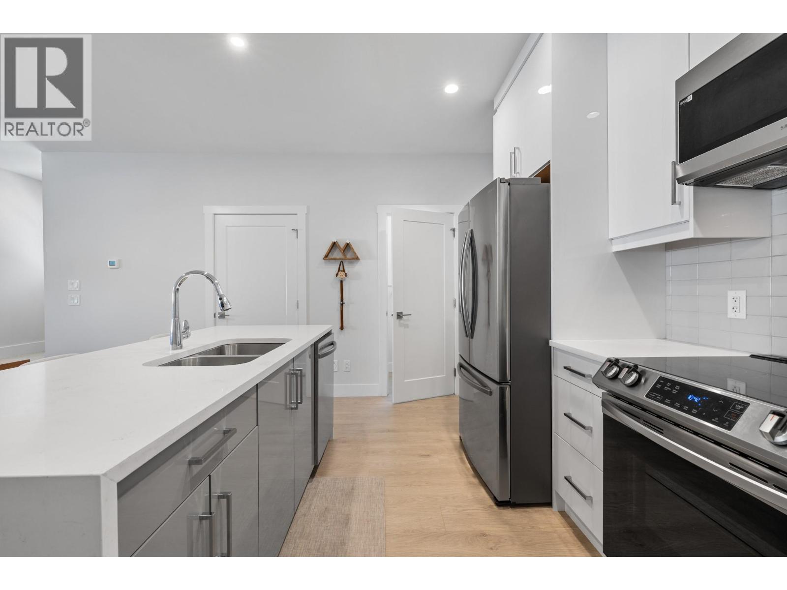 #12 115 Wyndham Crescent - 10