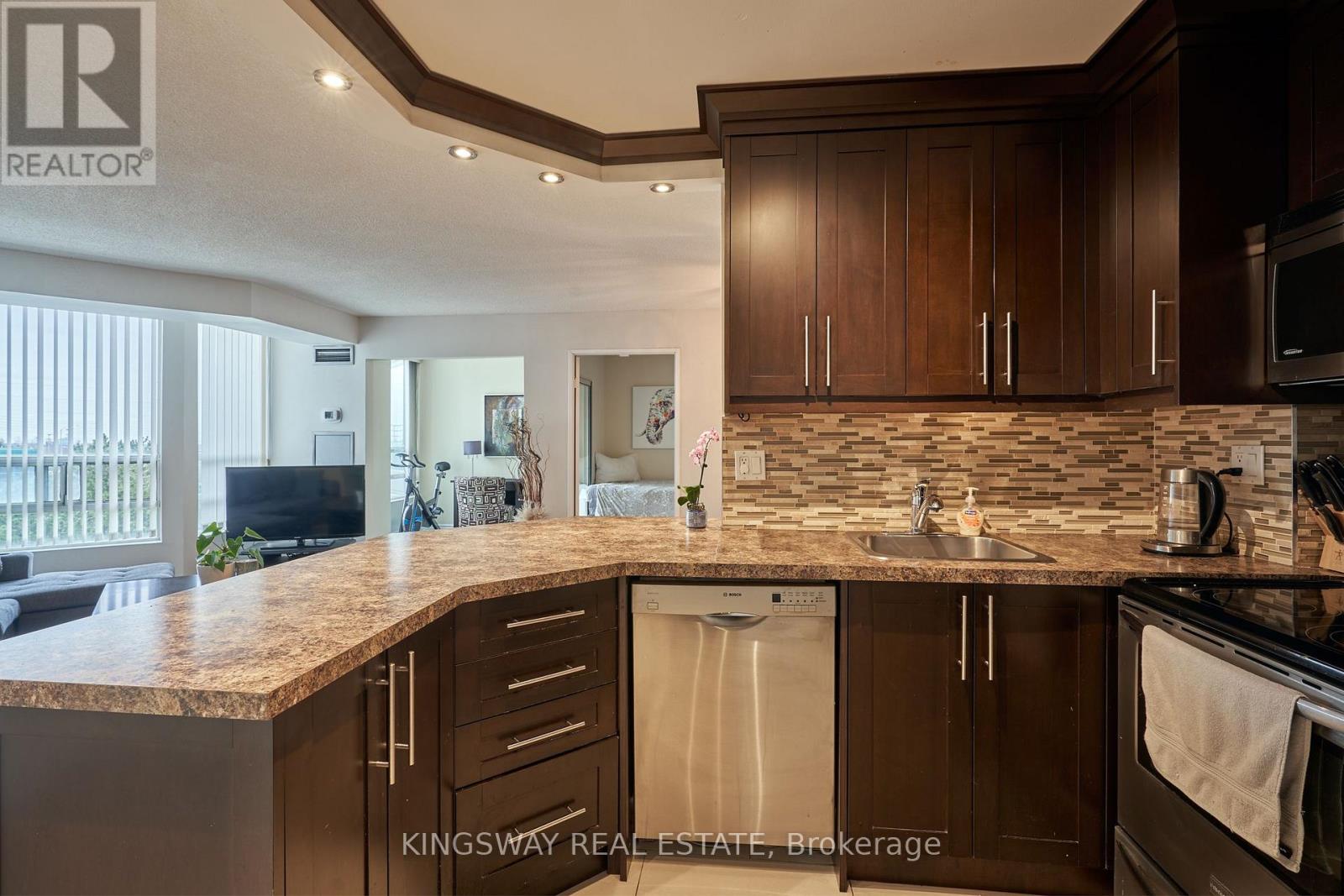 #510 50 KINGSBRIDGE GARDEN CIRCLE - 4