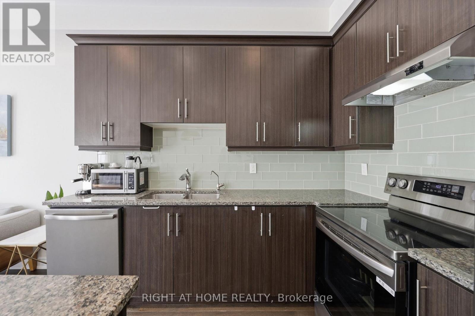 52 UPPER CANADA COURT - 14