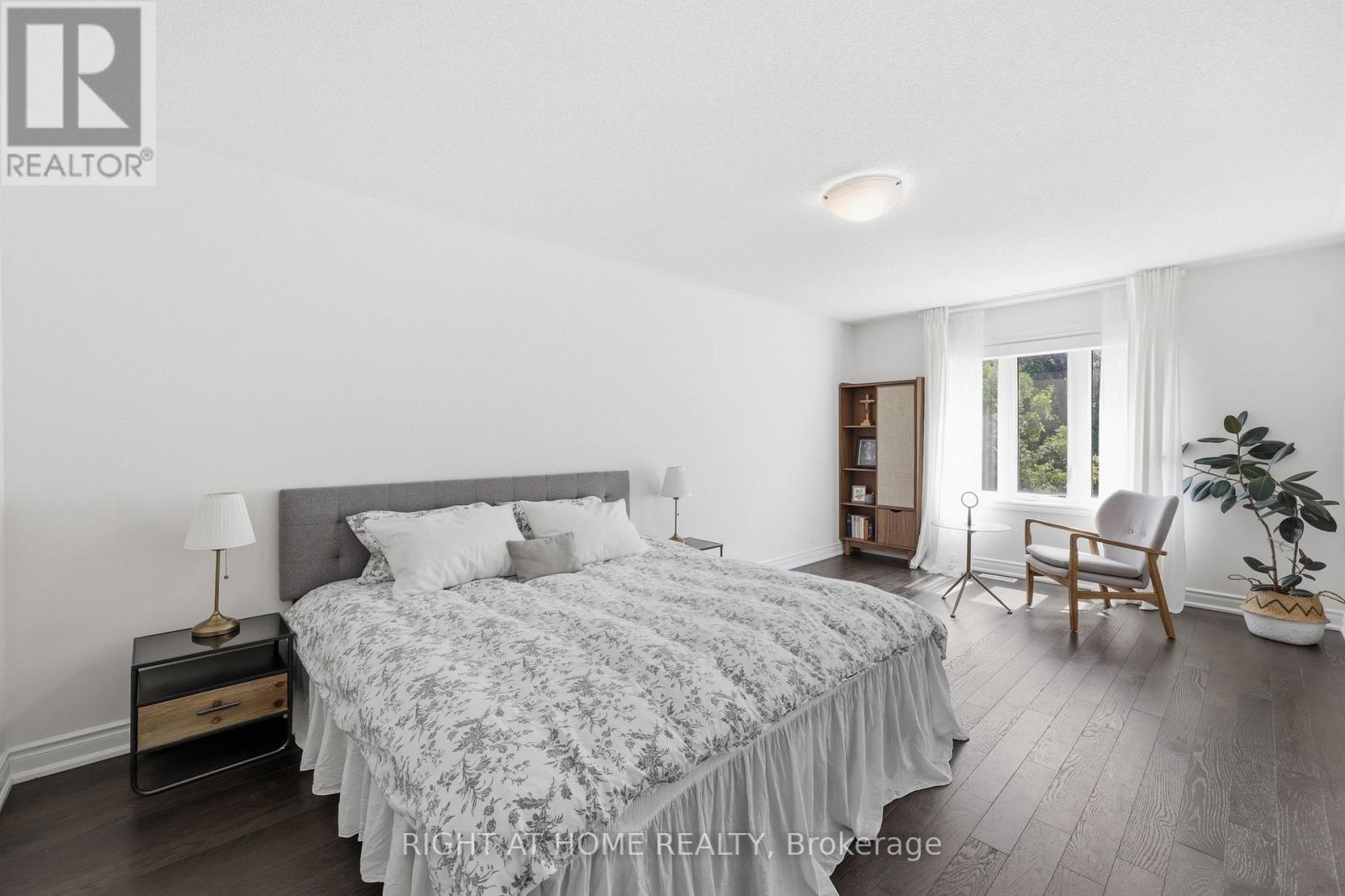 52 UPPER CANADA COURT - 16