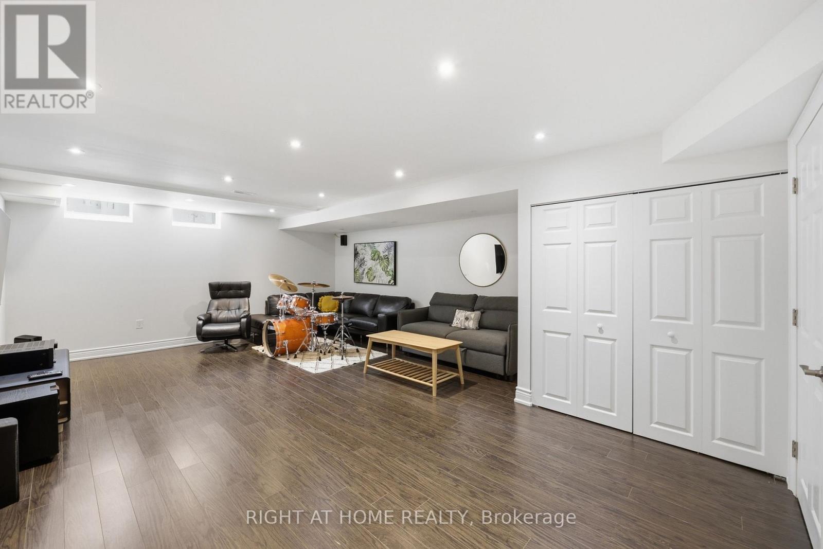 52 UPPER CANADA COURT - 24
