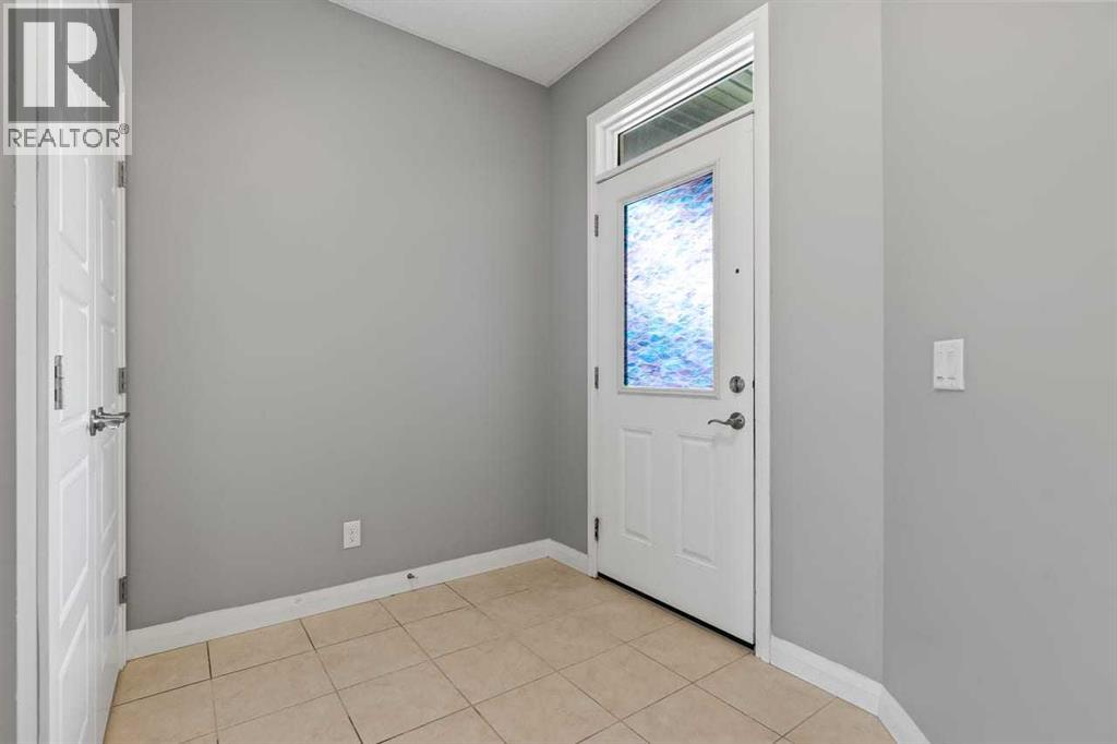 14 Kingfisher Crescent SE, King's Heights, Airdrie photo 3