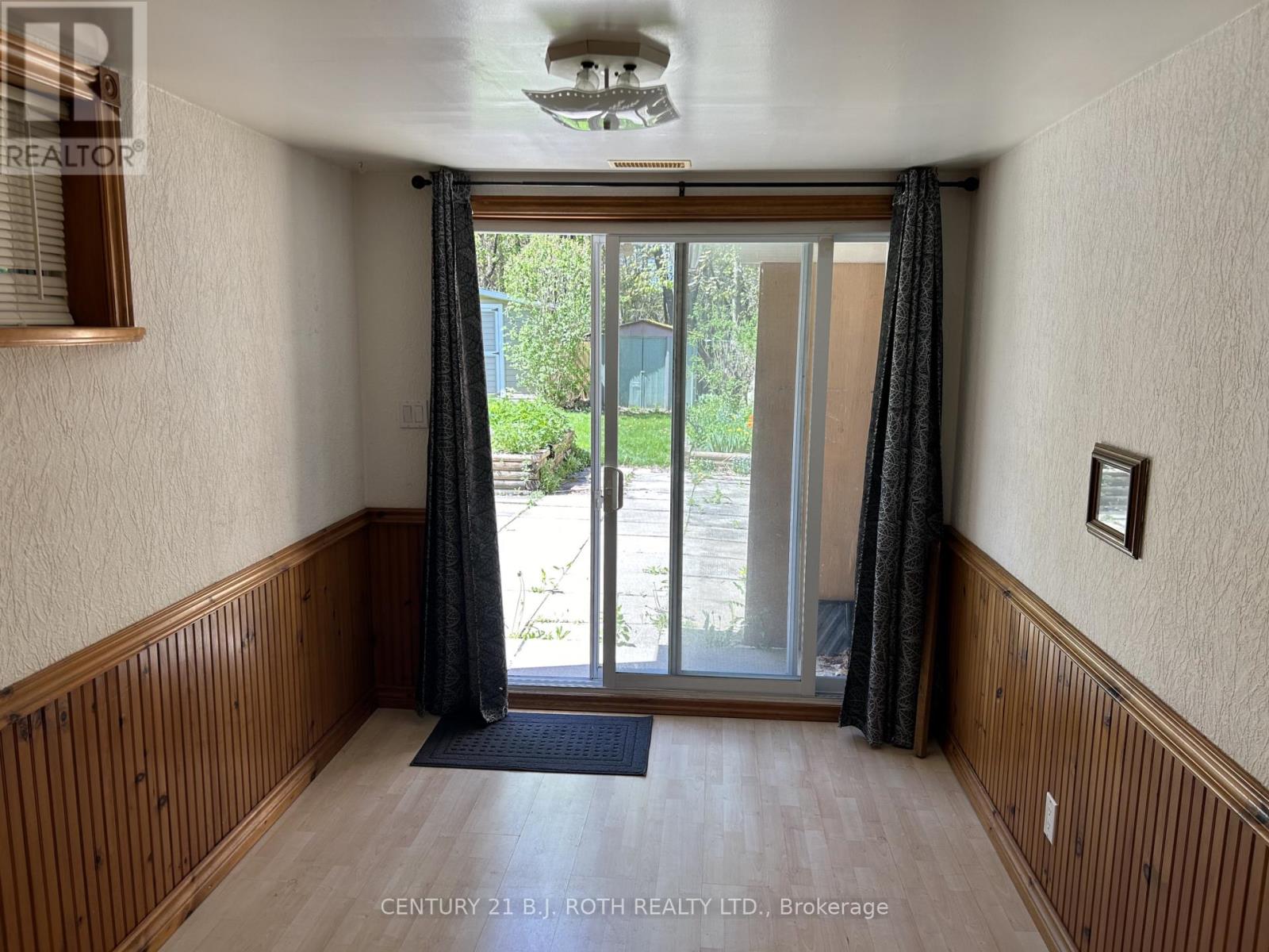 33 BEAUMAUR DRIVE - 24