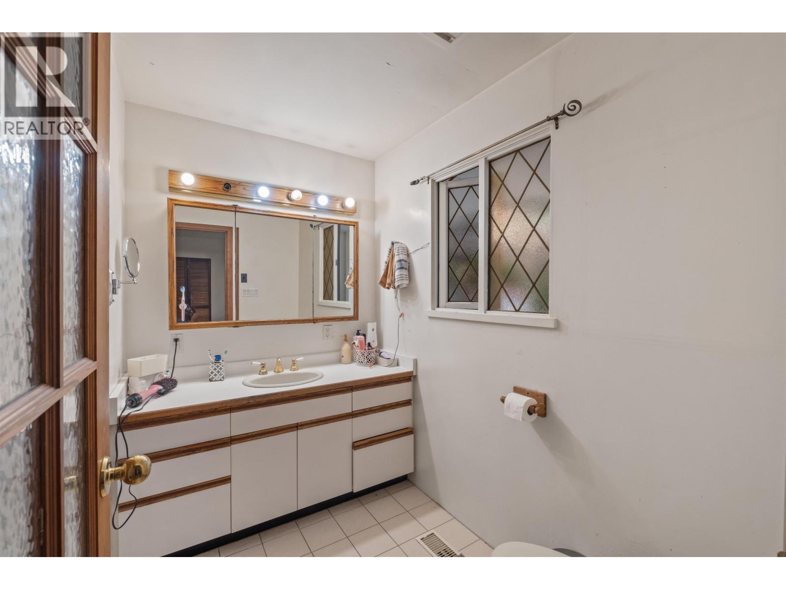 886 E 29TH STREET, North Vancouver