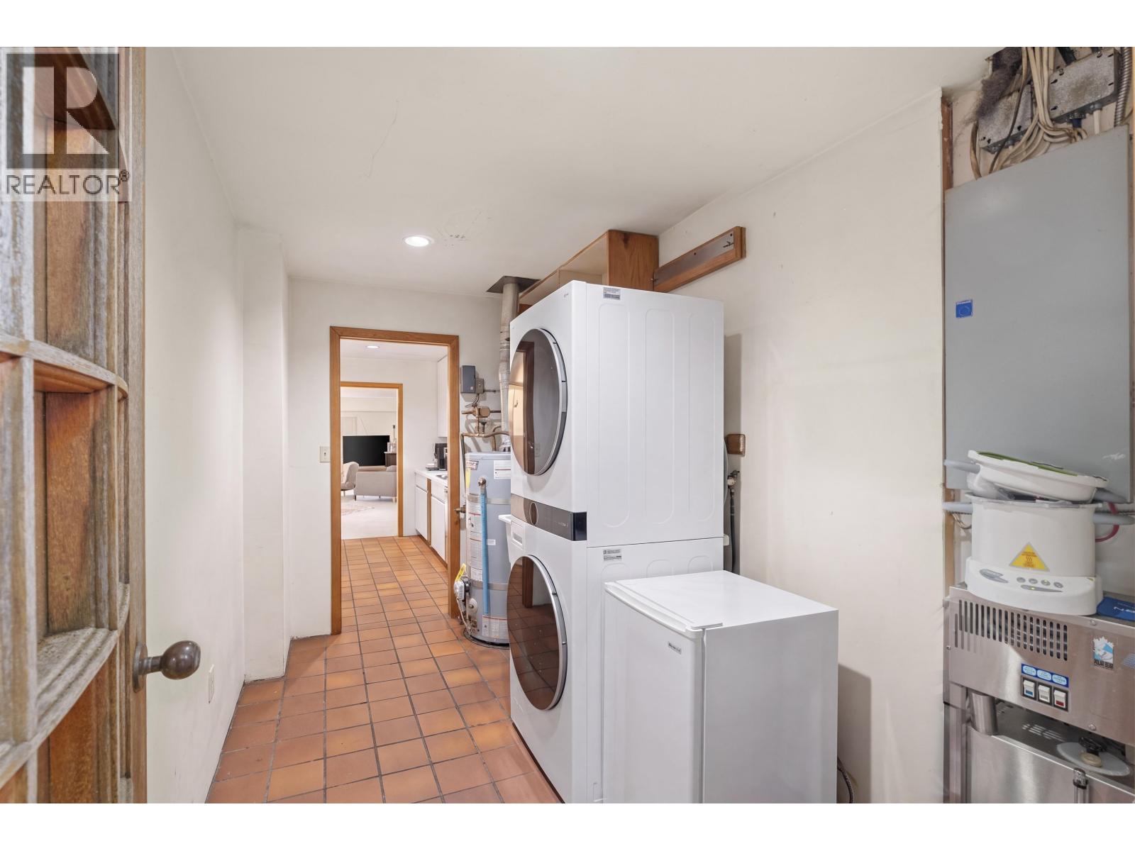886 E 29TH STREET, North Vancouver