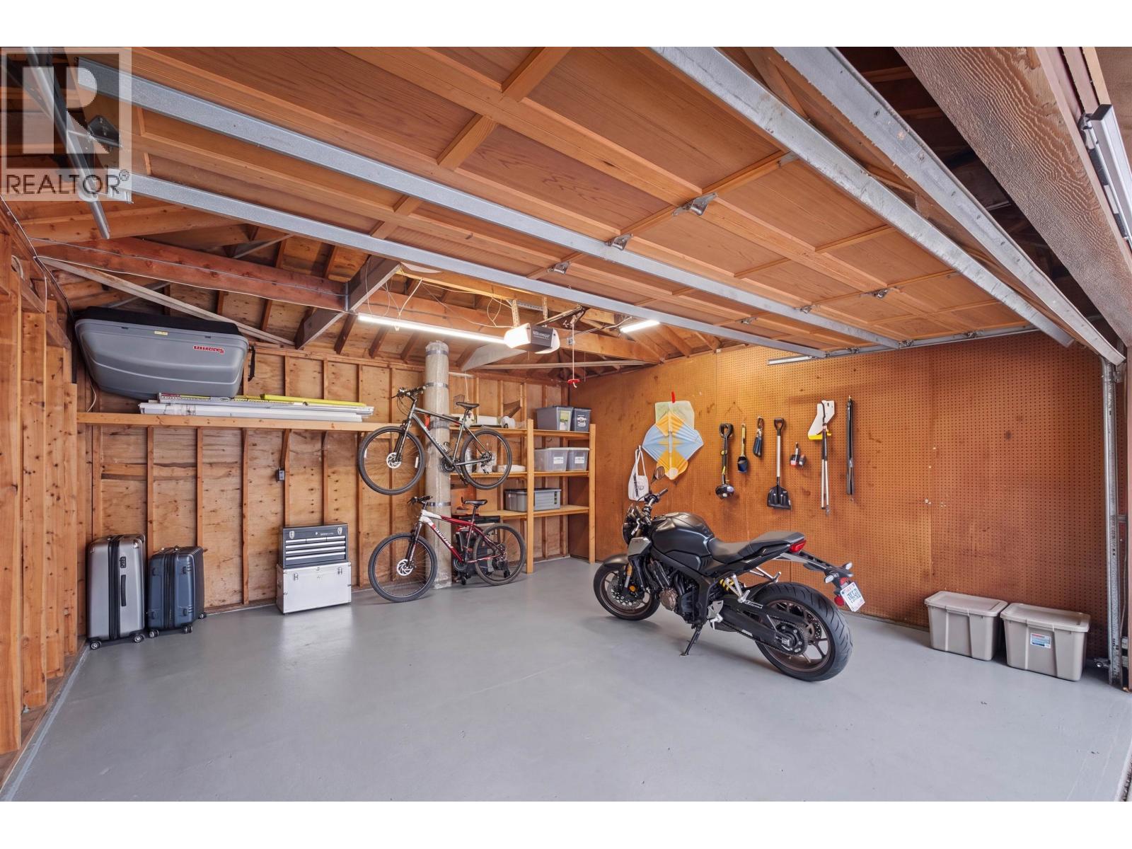 886 E 29TH STREET, North Vancouver