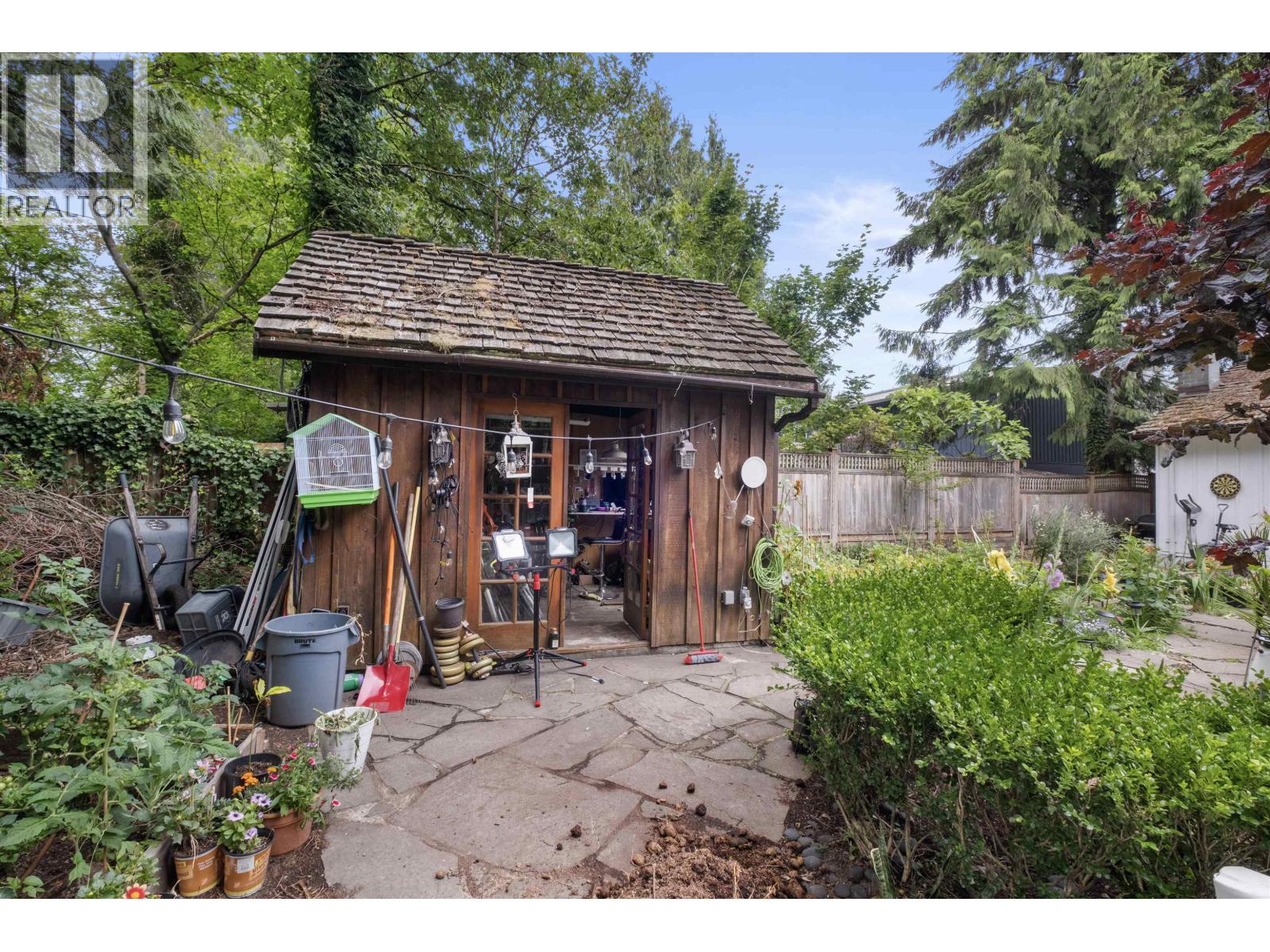 886 E 29TH STREET, North Vancouver