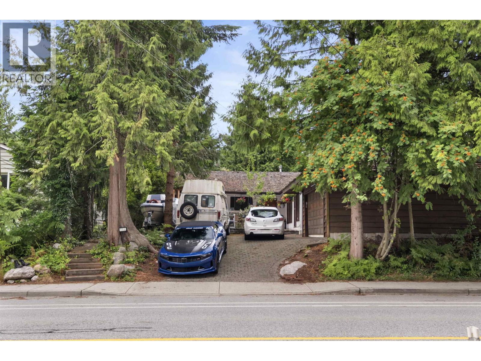 886 E 29TH STREET, North Vancouver