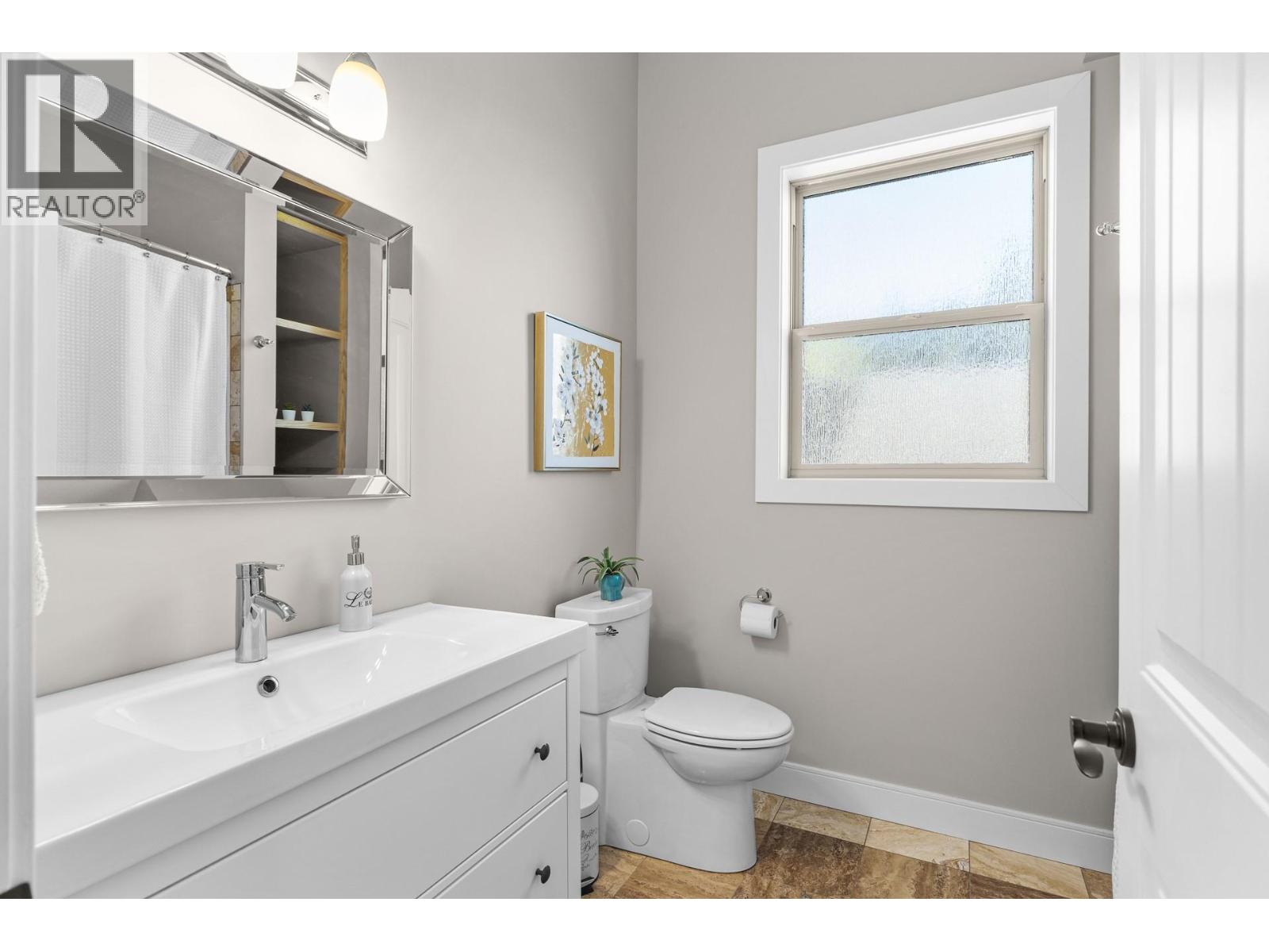 6112 Seymoure Avenue, Peachland