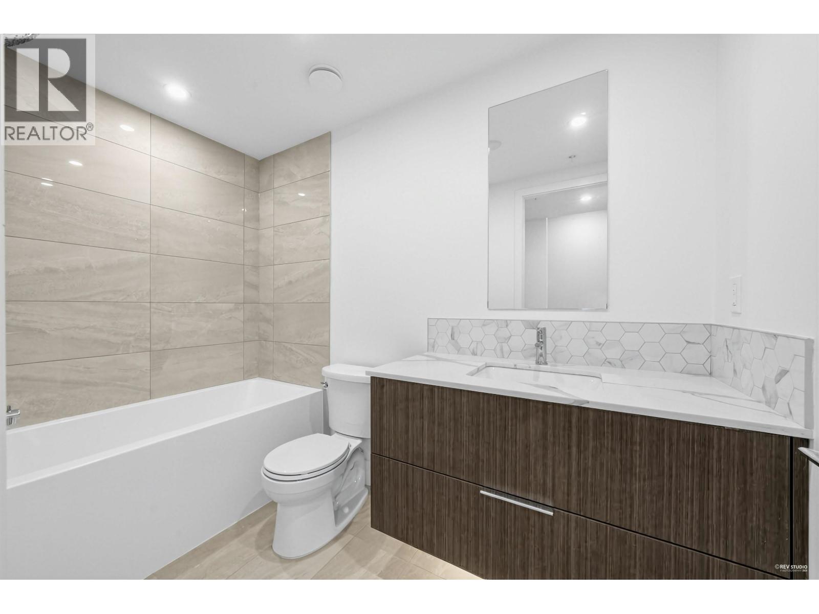 2071 E 1ST AVENUE, Vancouver