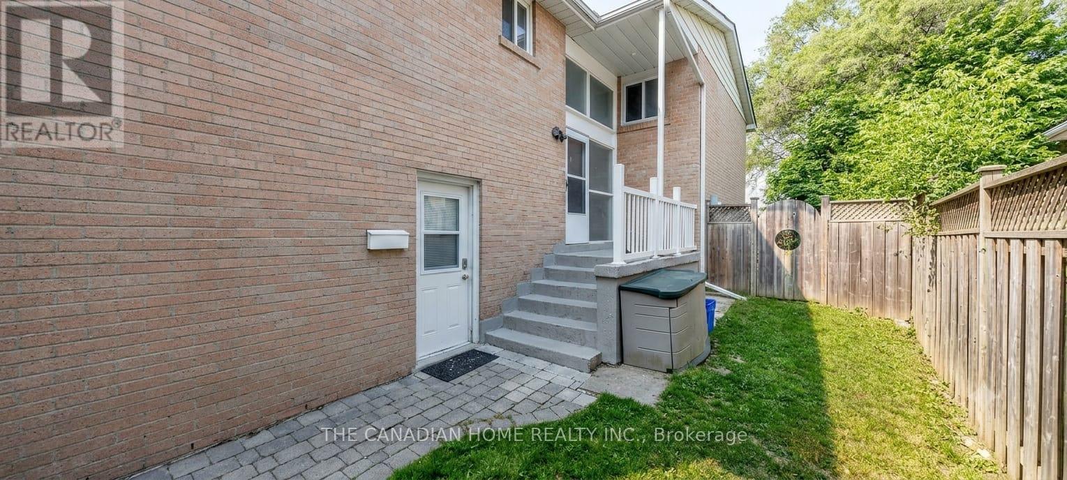 802 Pam Crescent, Newmarket (Huron Heights-Leslie Valley), Ontario, L3Y5B6, Newmarket (Huron Heights-Leslie Valley), Ontario — photo 2 of 5