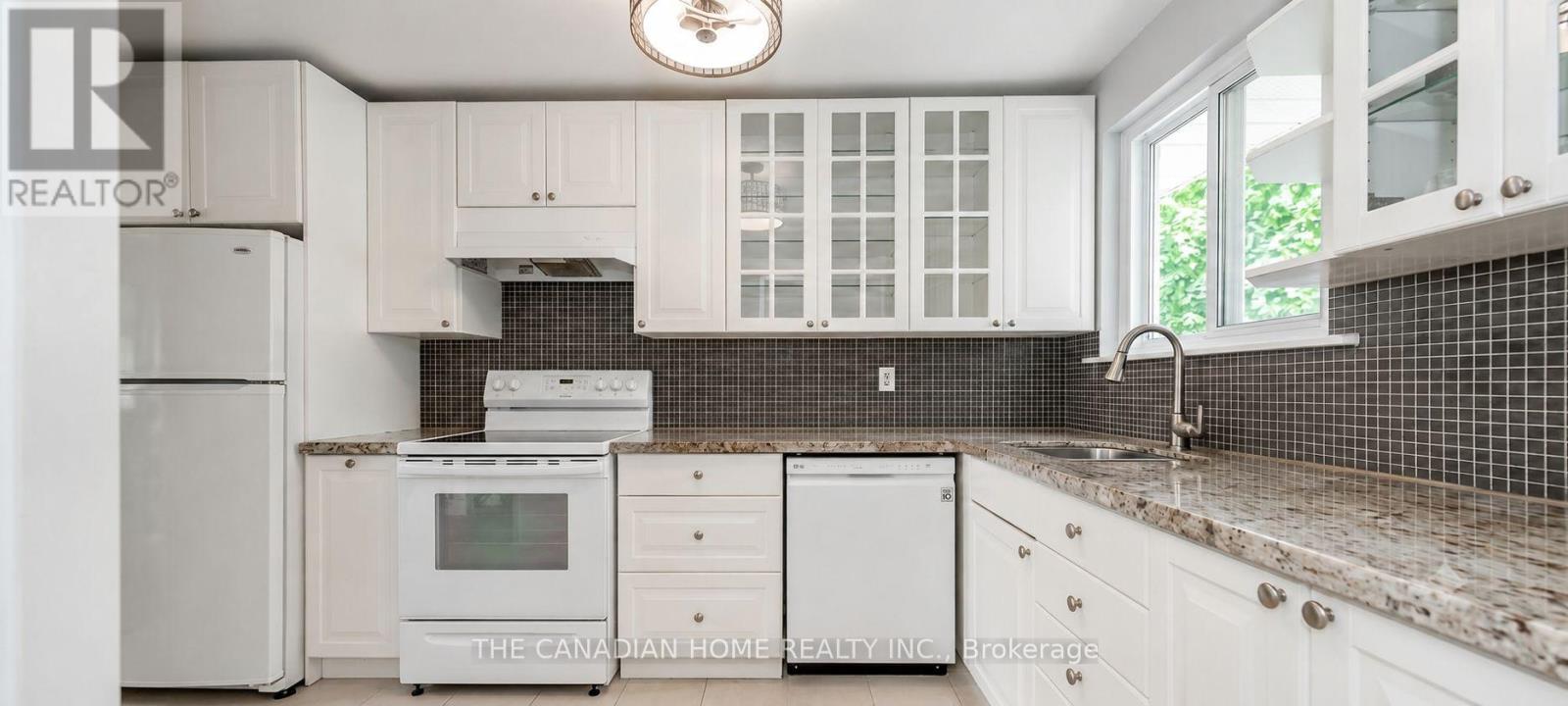 802 Pam Crescent, Newmarket (Huron Heights-Leslie Valley), Ontario, L3Y5B6, Newmarket (Huron Heights-Leslie Valley), Ontario — photo 4 of 5