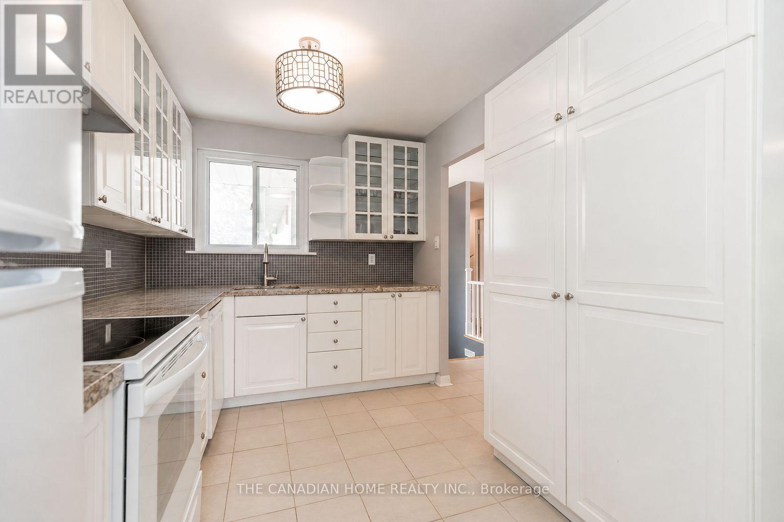 802 Pam Crescent, Newmarket (Huron Heights-Leslie Valley), Ontario, L3Y5B6, Newmarket (Huron Heights-Leslie Valley), Ontario — photo 5 of 5