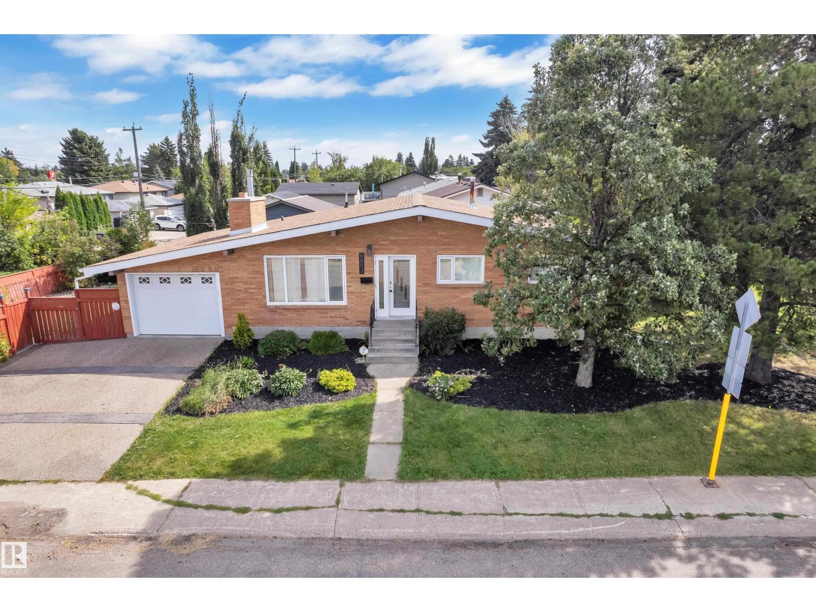 8803 68A ST NW, Kenilworth, Edmonton photo 2