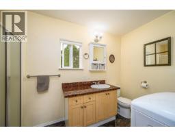 429 Community Rd, Sayward, BC V0P1R0 Photo 13