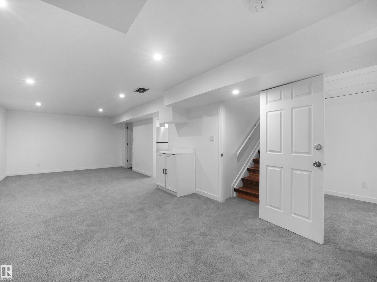 7435 32 AV NW - 36