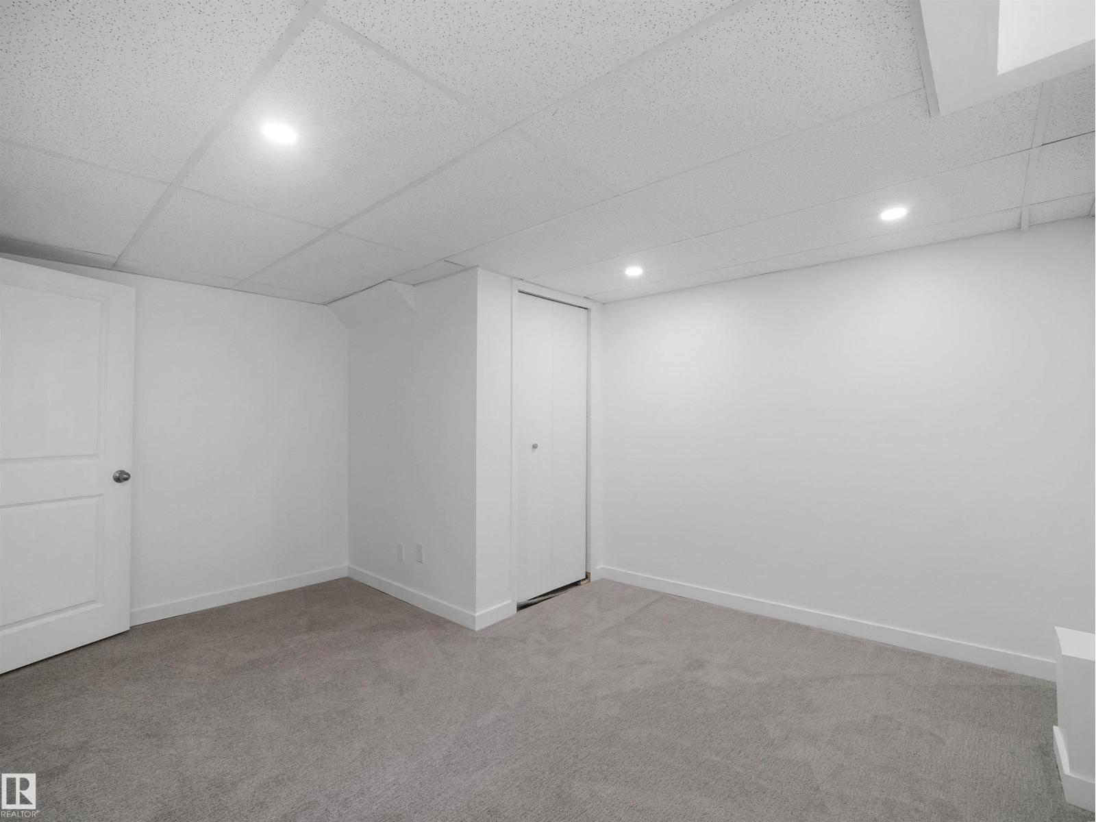 7435 32 AV NW - 43