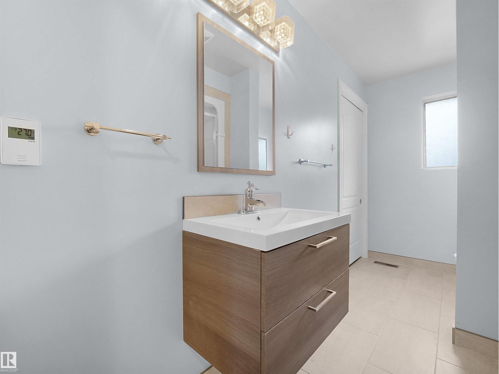 7435 32 AV NW - 27