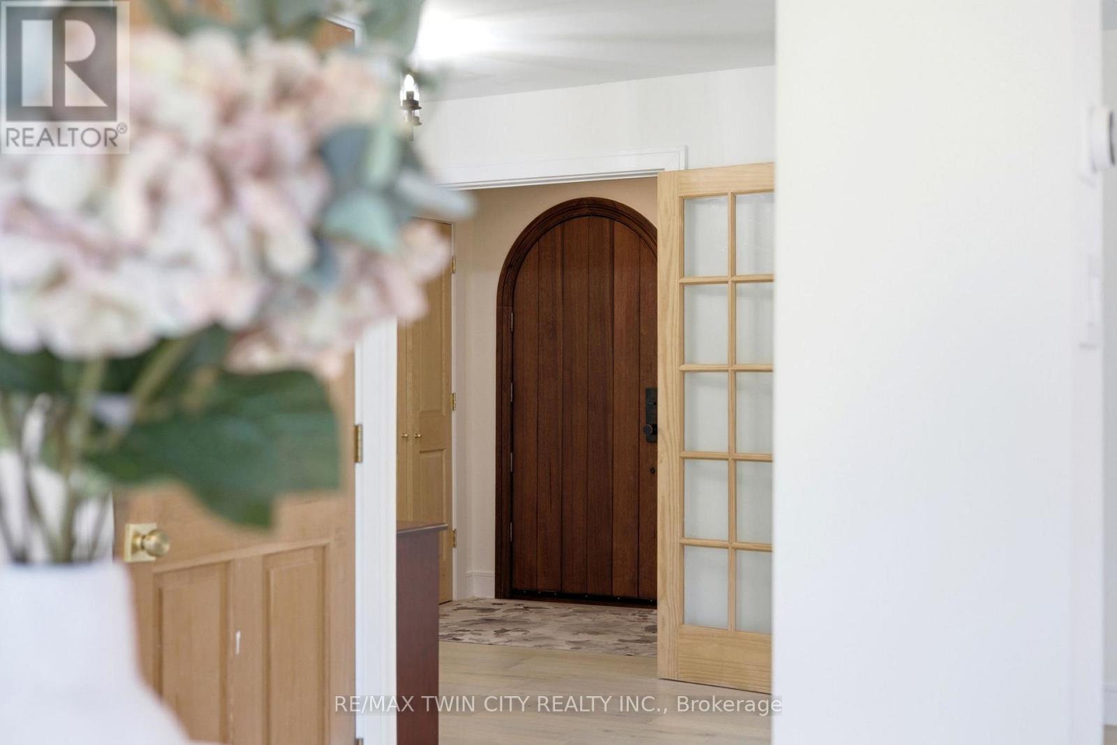 416 CLAIRBROOK CRESCENT — photo 3