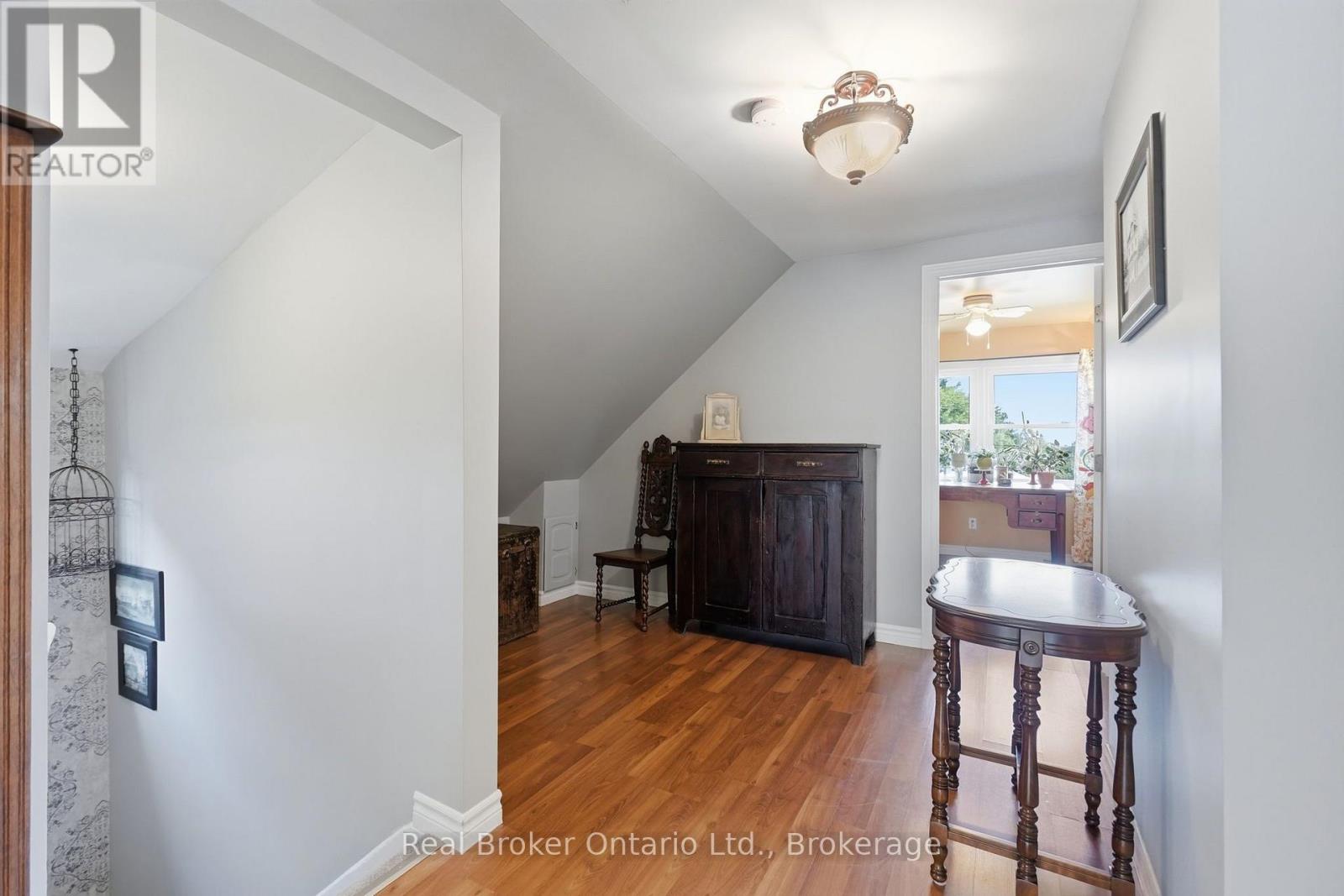 2210 KING STREET E - 19