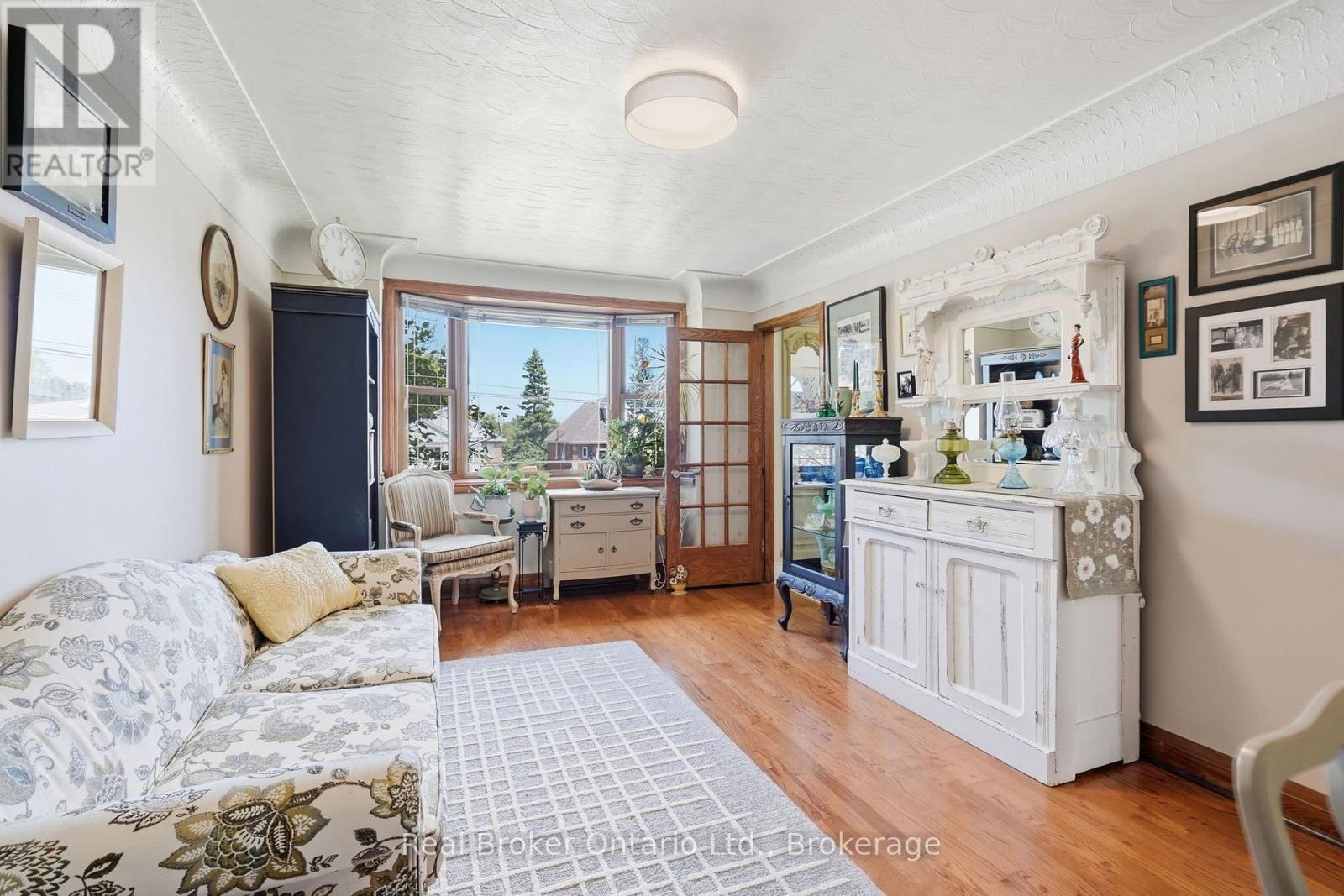 2210 KING STREET E - 6