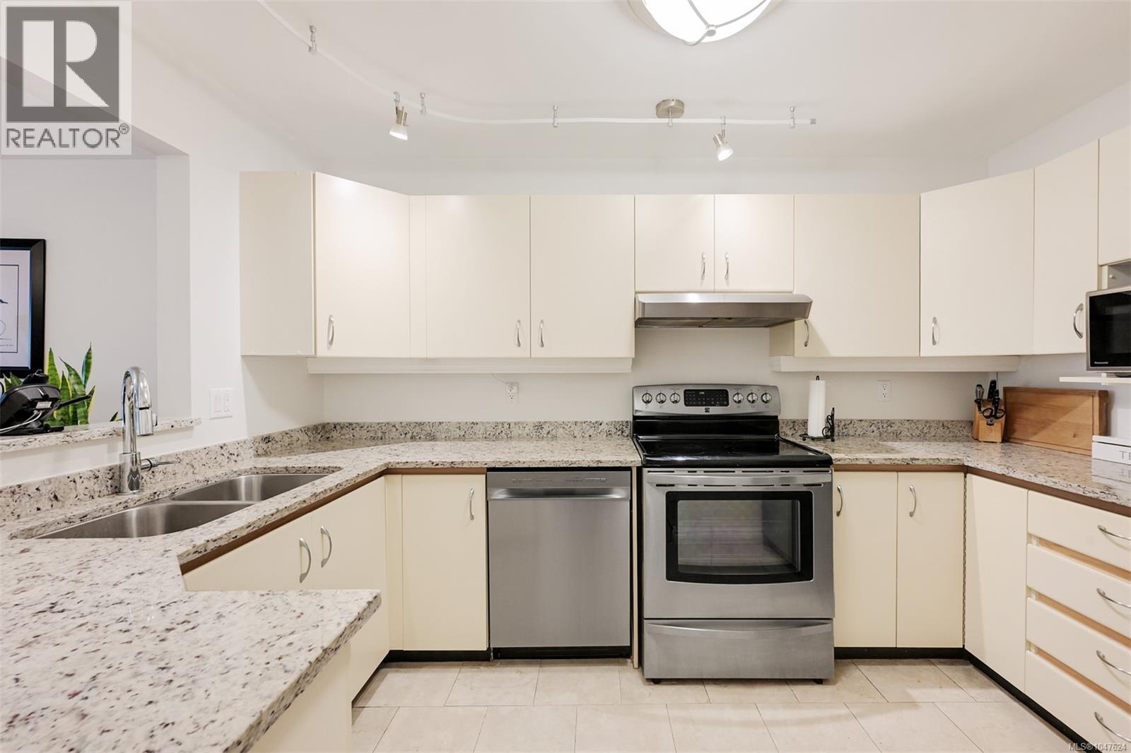 203 1477 Yale Street, Oak Bay