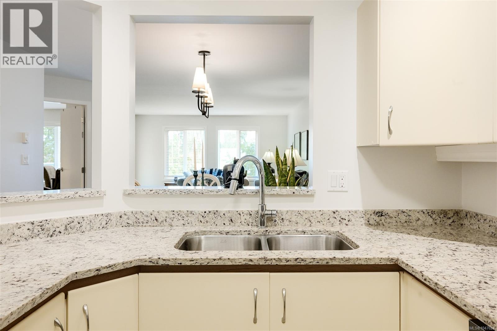 203 1477 Yale Street, Oak Bay