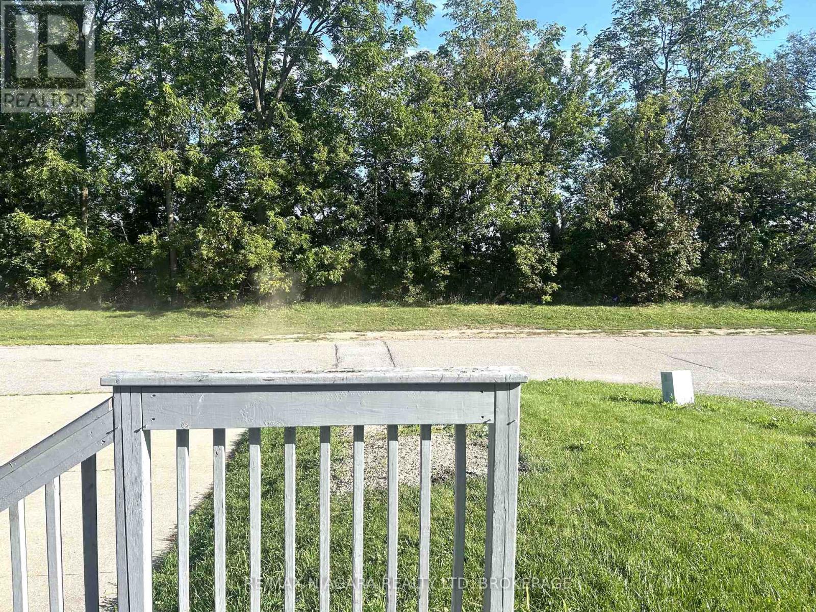 11 Ursula Avenue, St. Catharines (Burleigh Hill), Ontario, L2T1S9, St. Catharines (Burleigh Hill), Ontario — photo 3 of 5
