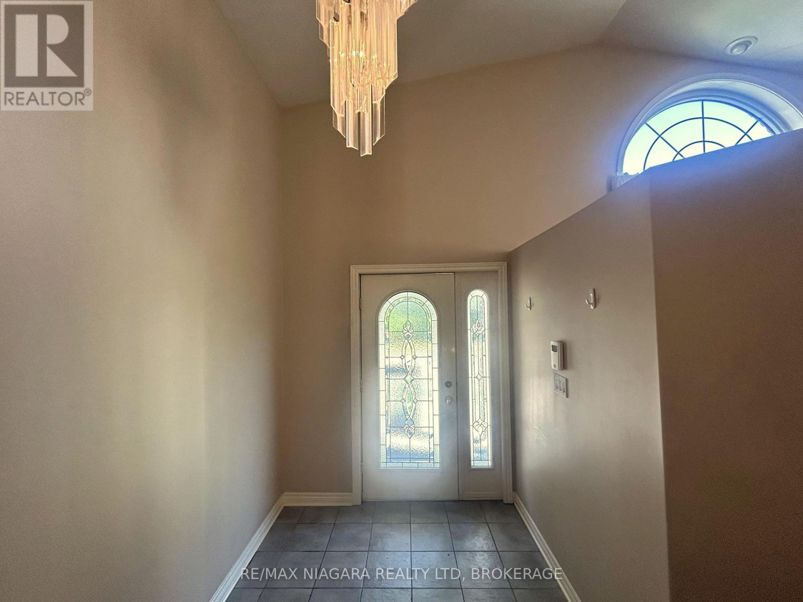 11 Ursula Avenue, St. Catharines (Burleigh Hill), Ontario, L2T1S9, St. Catharines (Burleigh Hill), Ontario — photo 4 of 5
