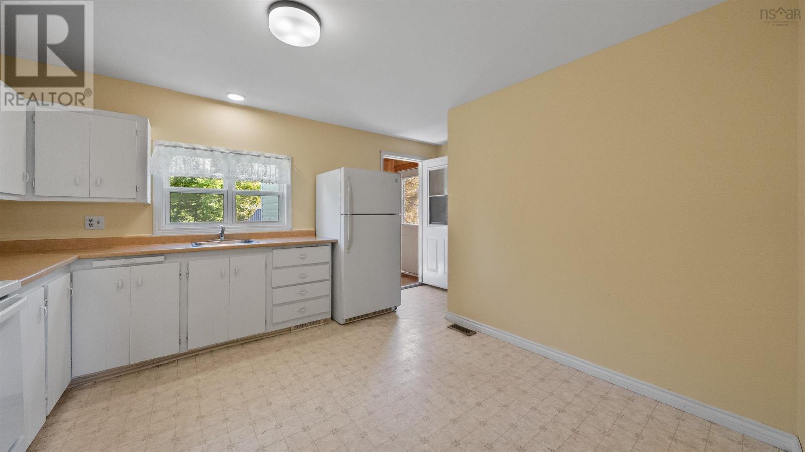 699 Marsh Road - 9
