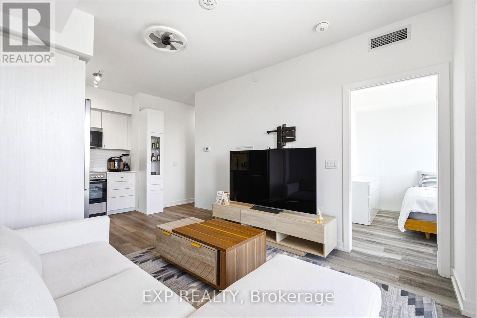 #1011 5 WELLINGTON STREET S - 17