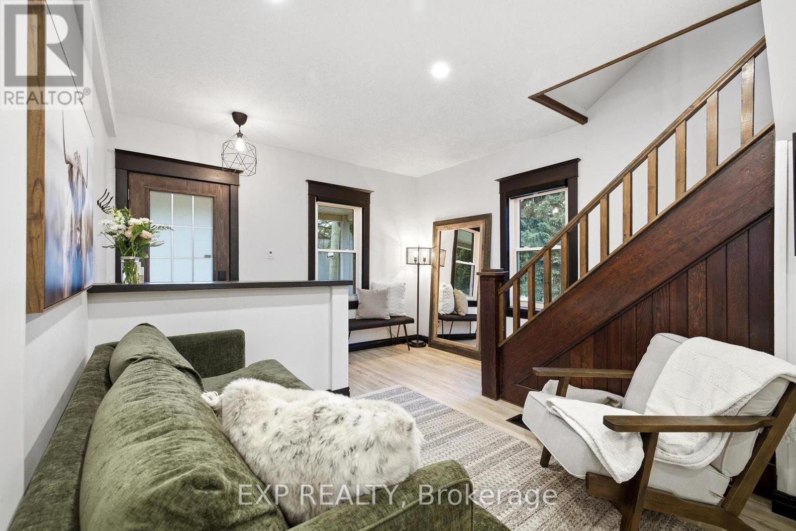 35 ARTHUR STREET N — photo 2