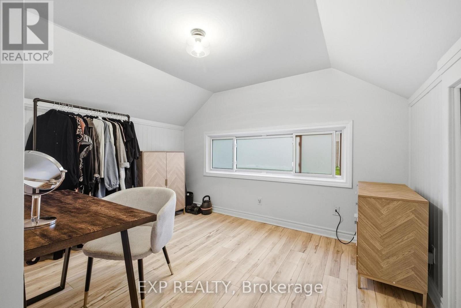 35 ARTHUR STREET N - 22