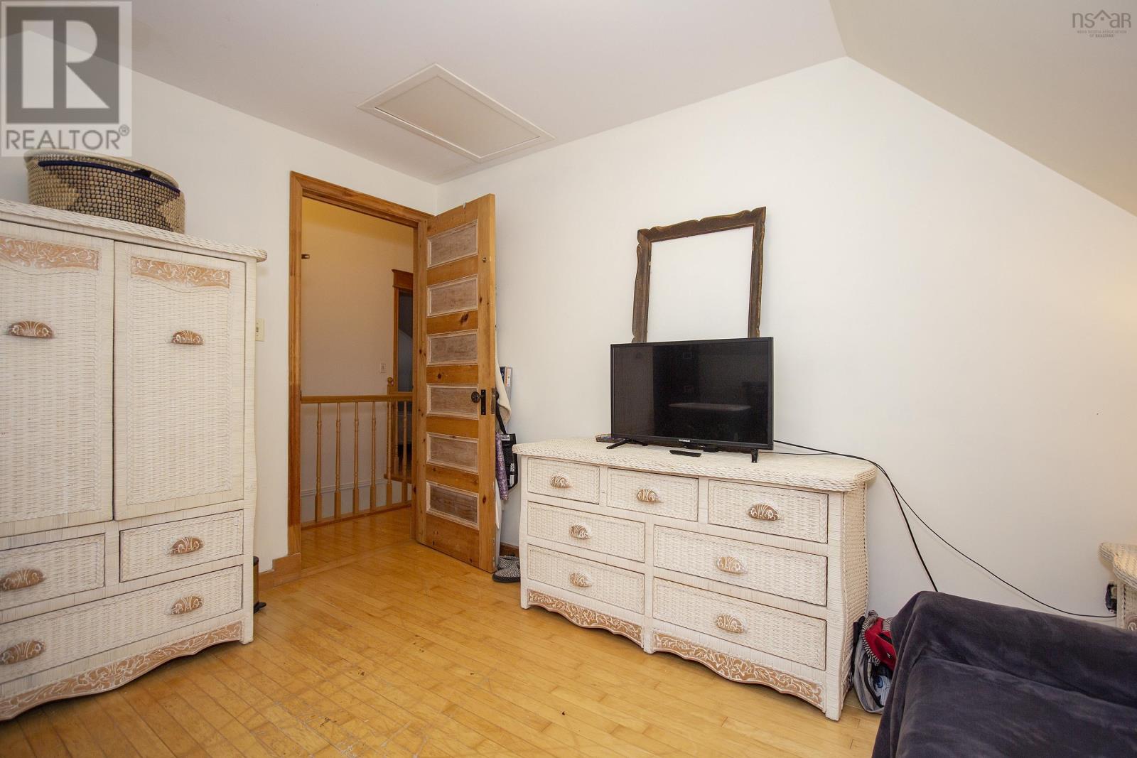 Property 41 of 50 of 159 Victoria Street E
