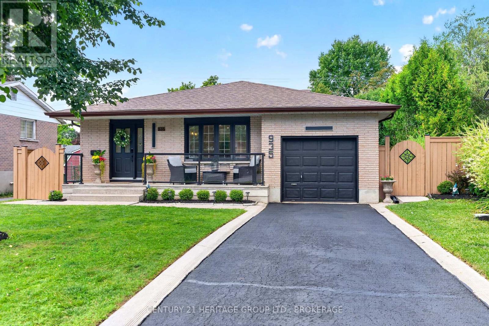935 PEMBRIDGE CRESCENT - 3