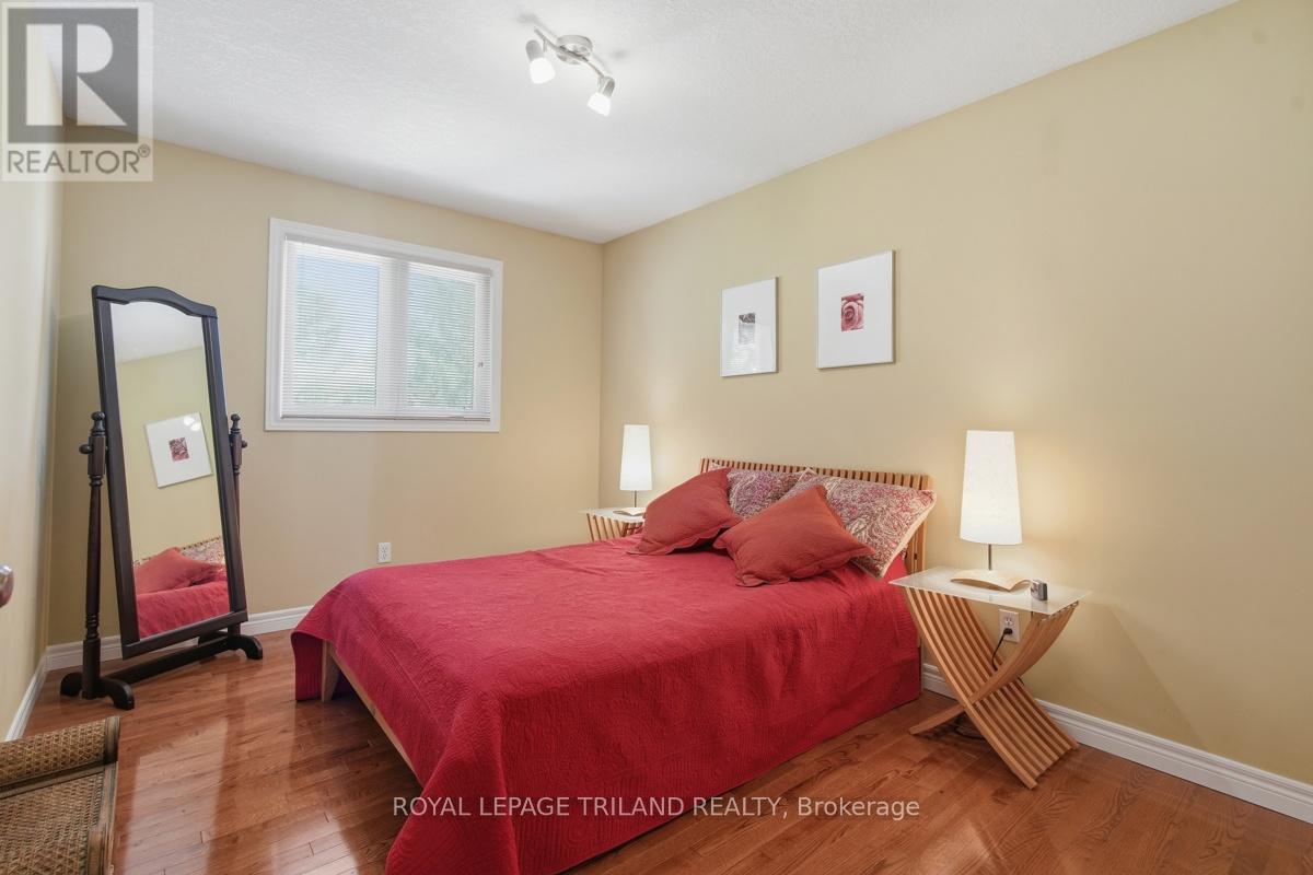4 BARON CRESCENT - 33