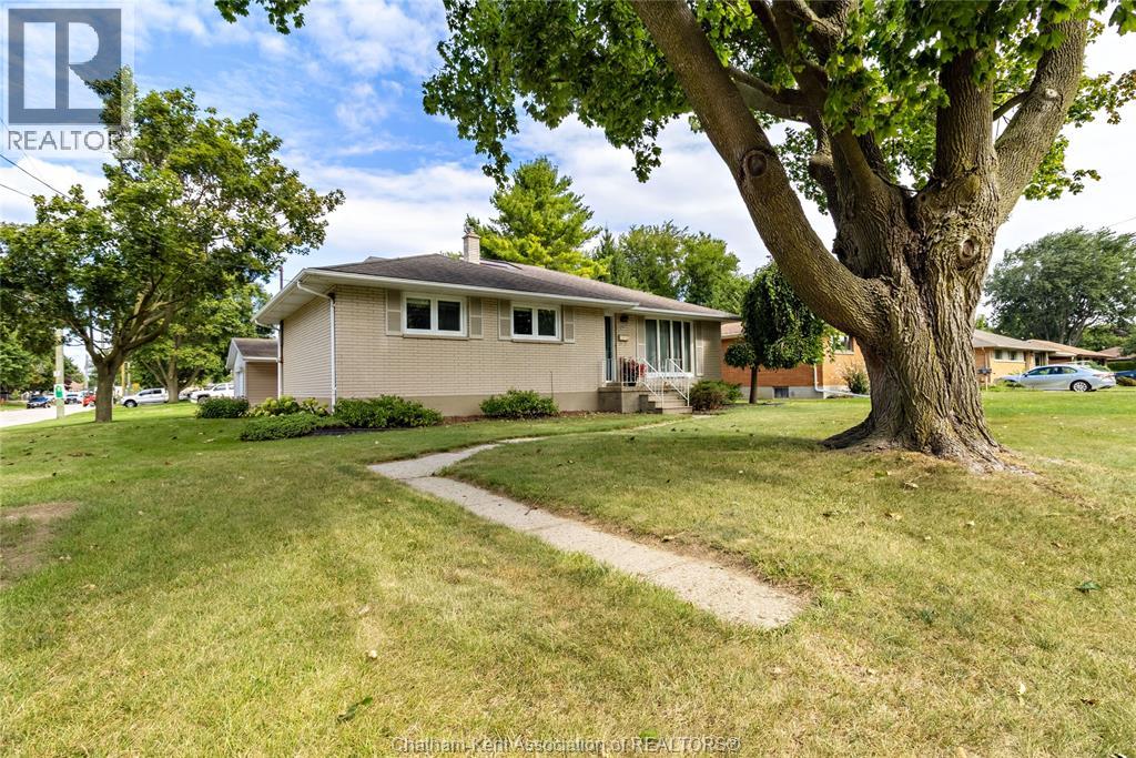199 TWEEDSMUIR AVENUE East - 1