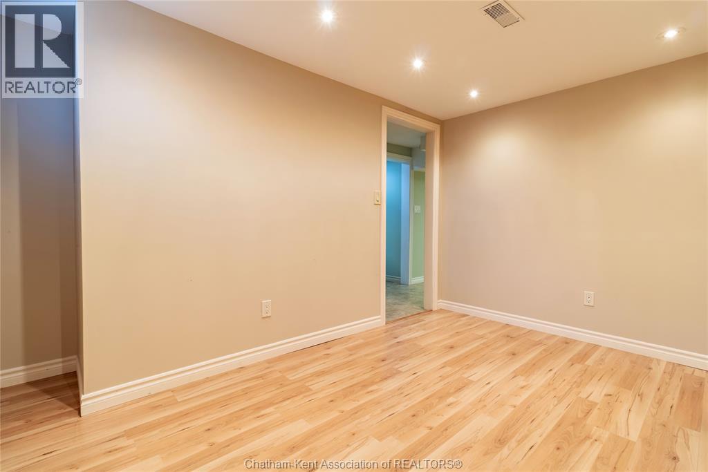 199 TWEEDSMUIR AVENUE East - 34