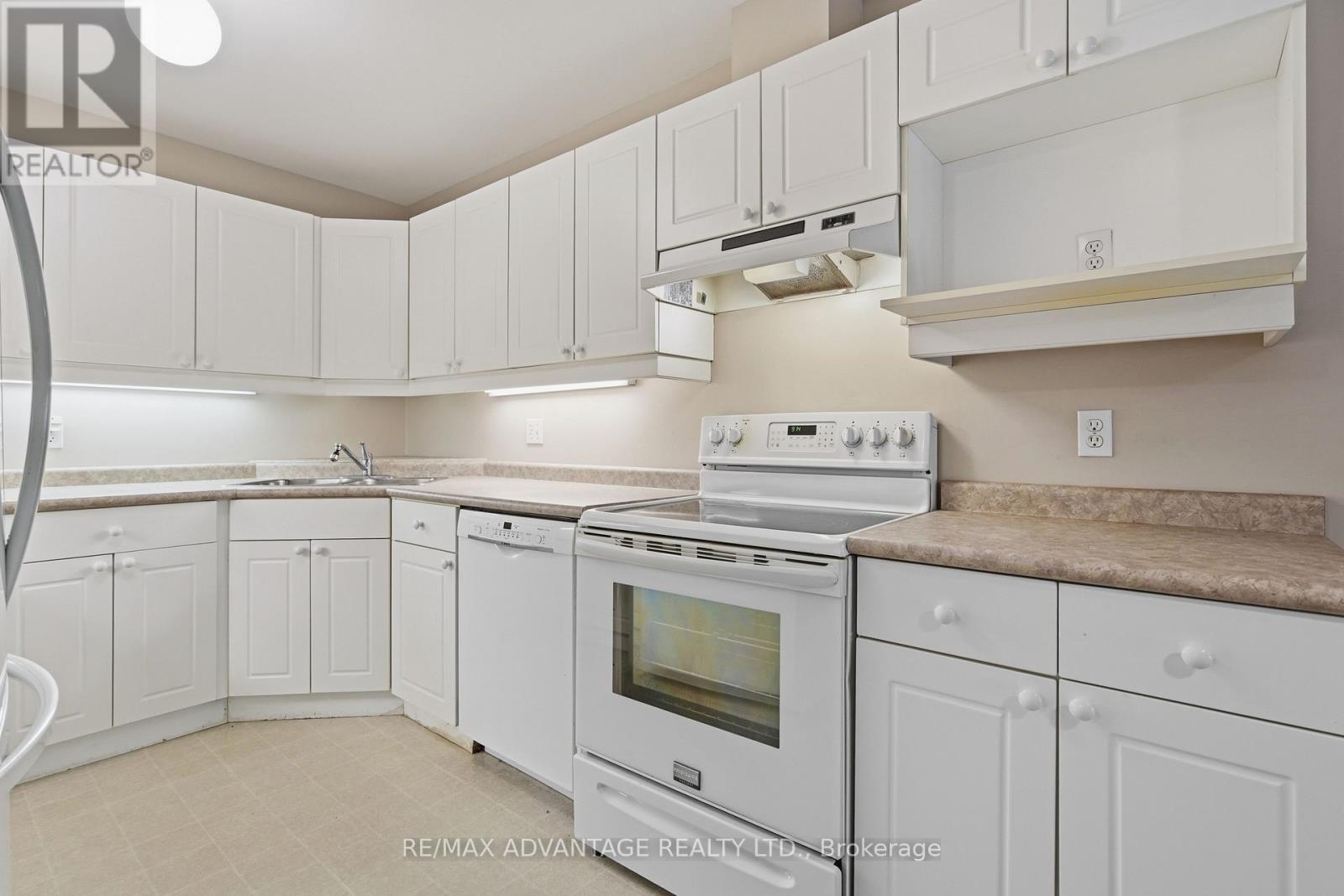 #18 122 SHERWOOD FOREST SQUARE - 19