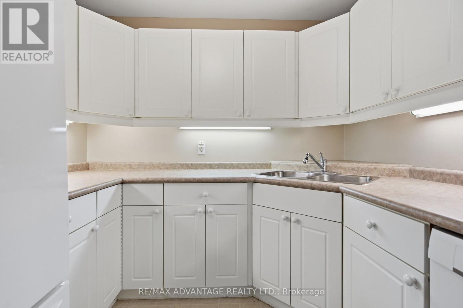 #18 122 SHERWOOD FOREST SQUARE - 20
