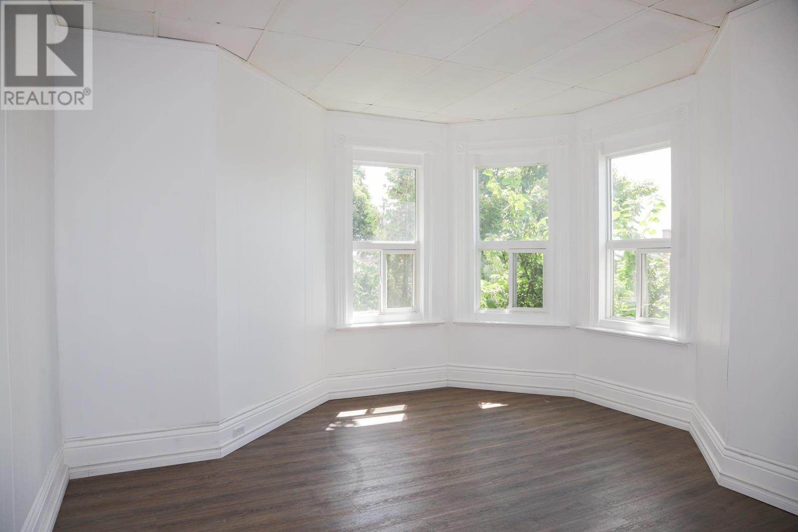 634 Wellington ST - 16