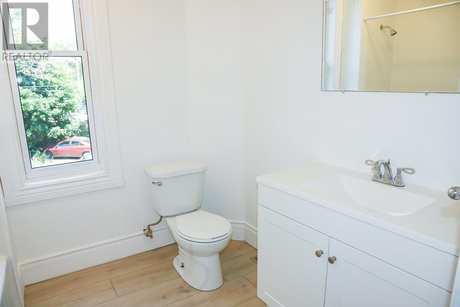 634 Wellington ST - 32