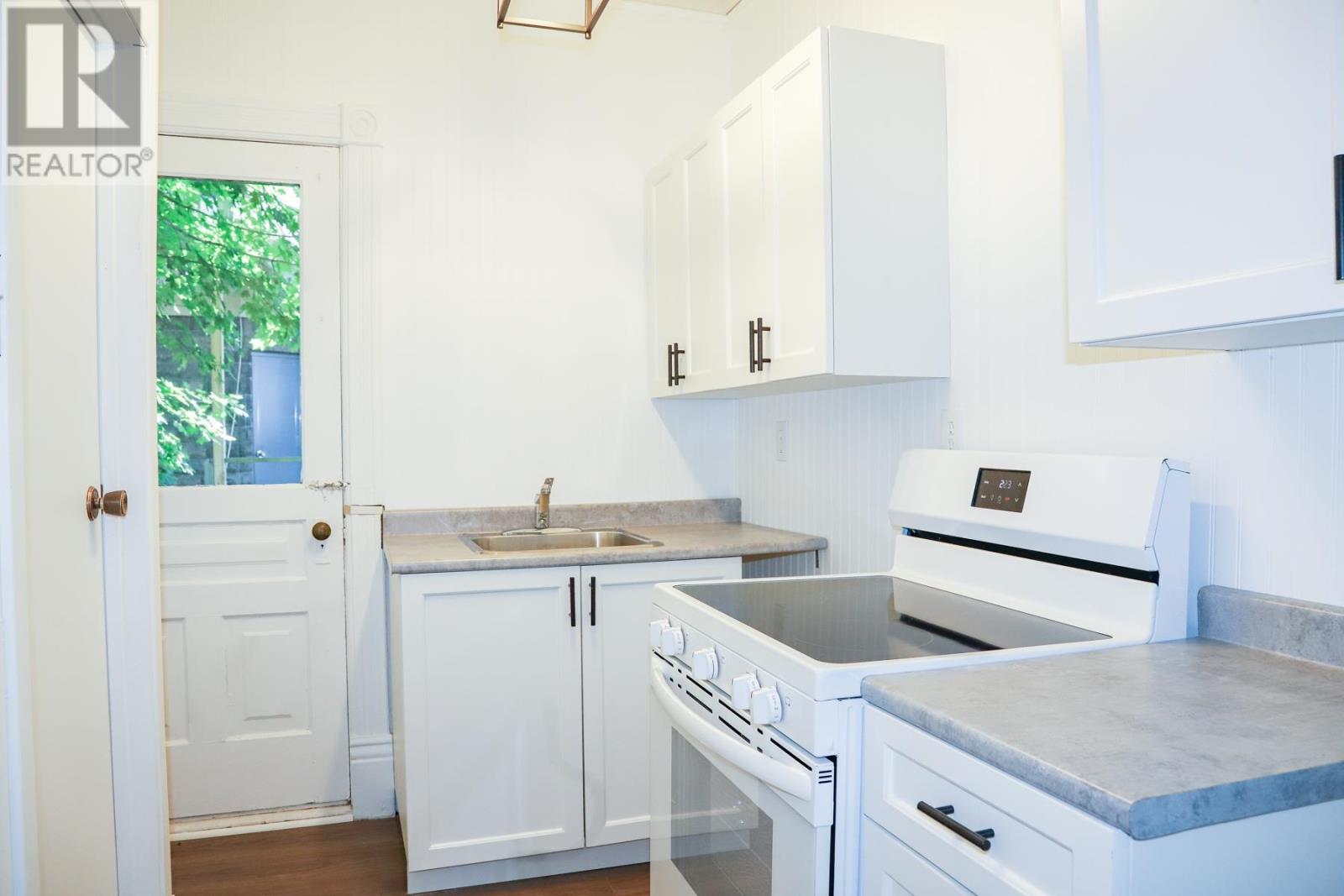634 Wellington ST - Image 24