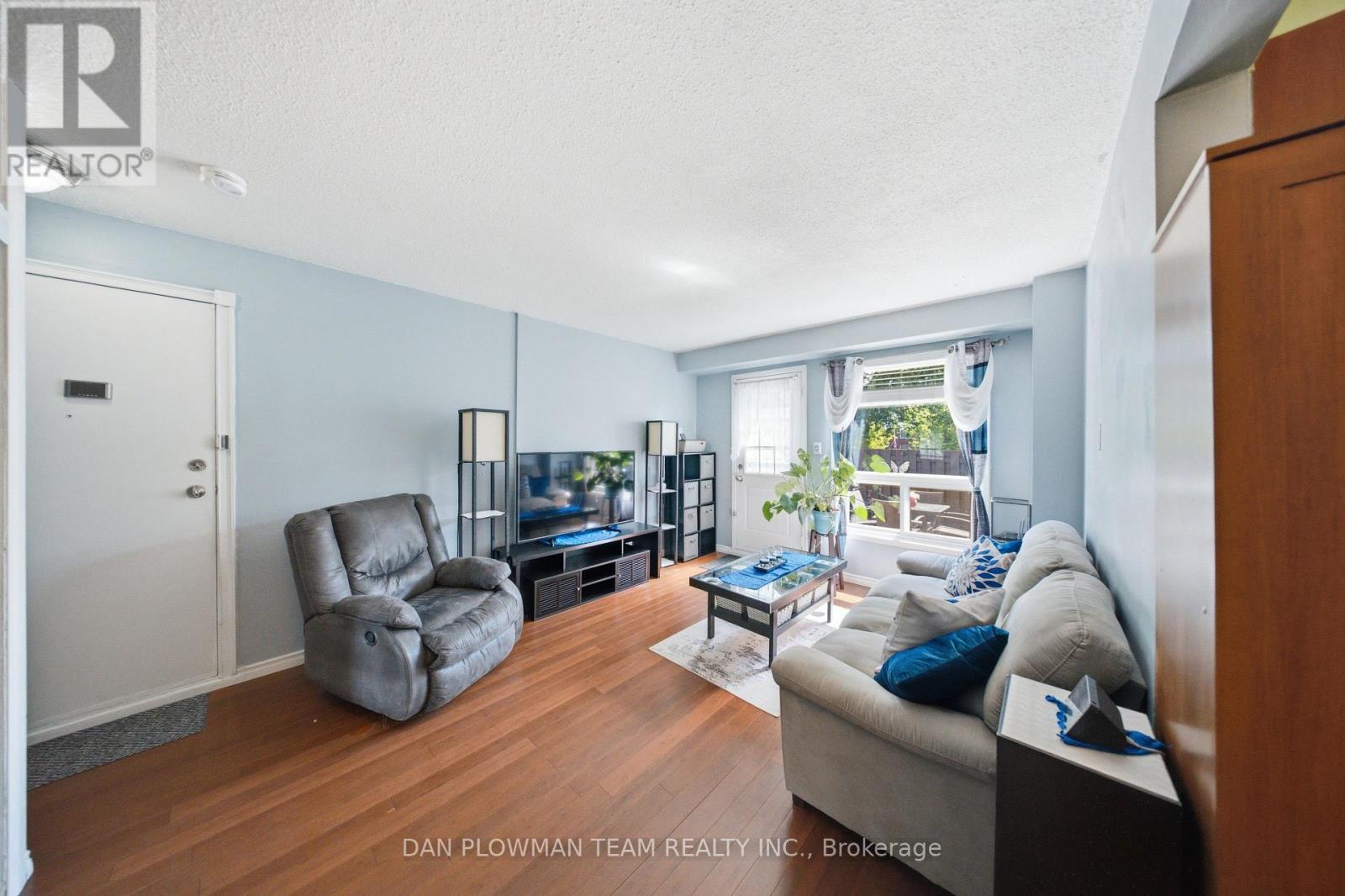 #108 960 GLEN STREET - Image 4
