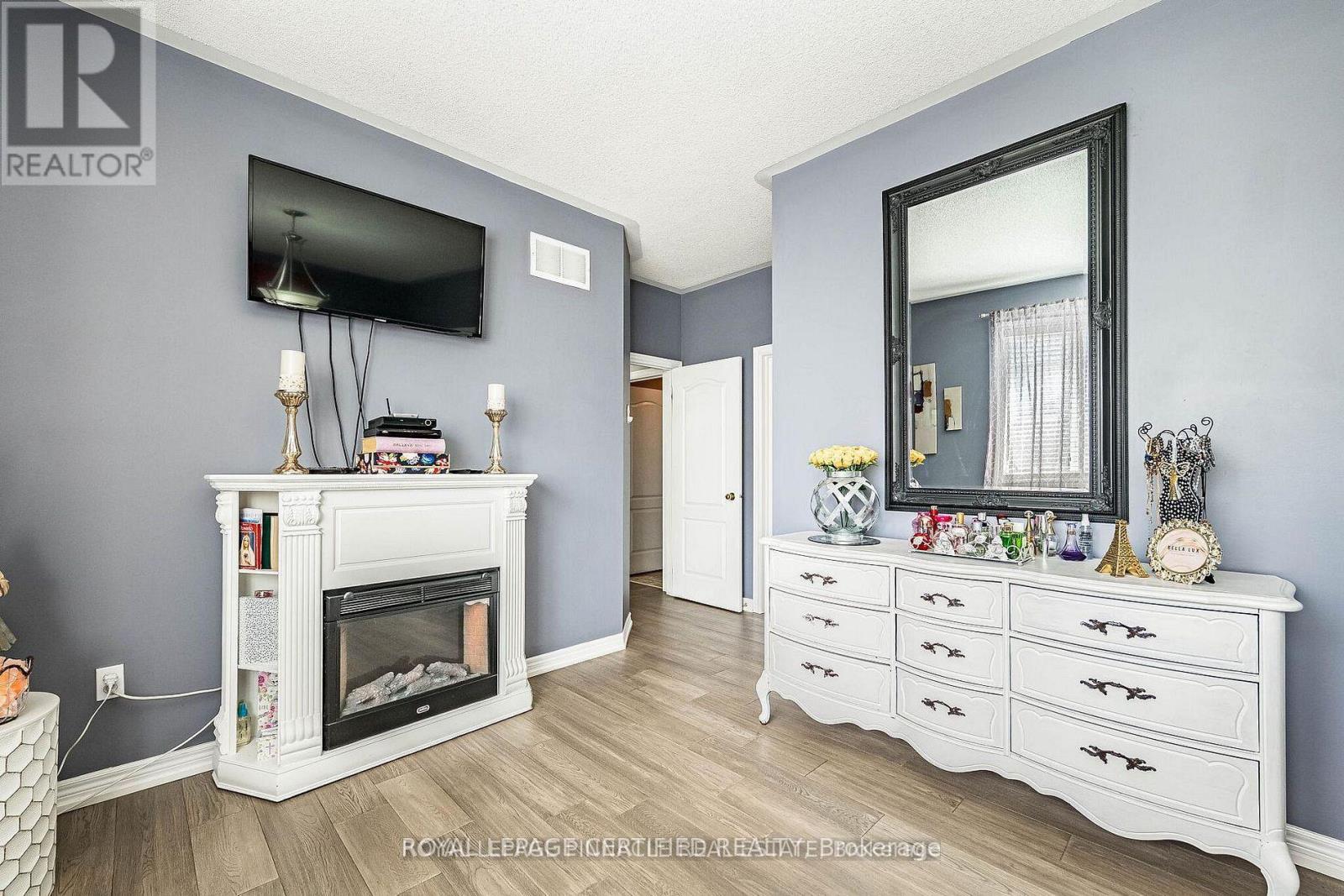 2368 FOXHOLE CIRCLE - 19