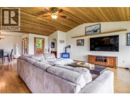 Dining room - 3910 Island Hwy S, Campbell River, BC V9H1M1 Photo 9