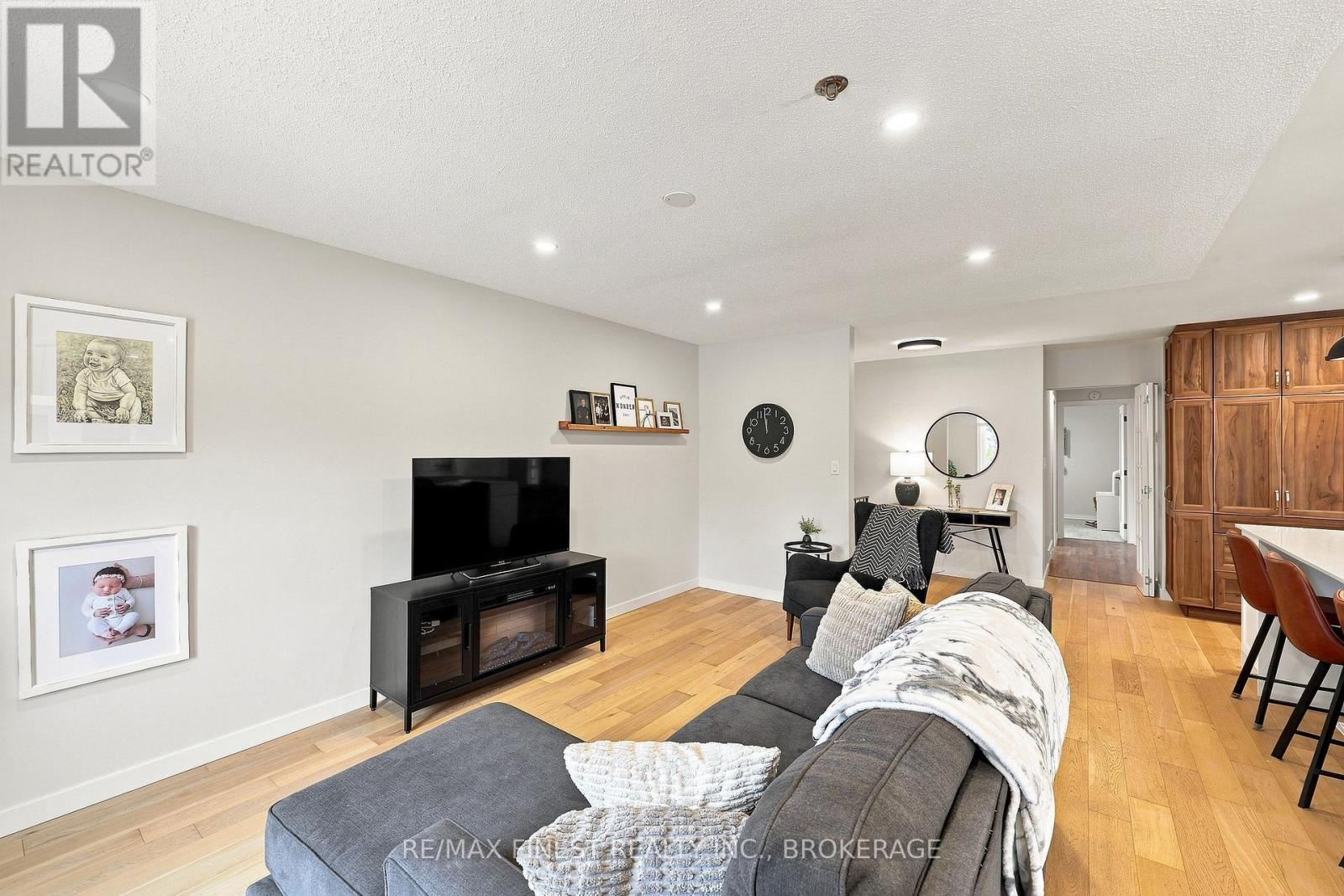 907 PEMBRIDGE CRESCENT - Image 17